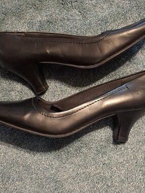 George Black Mid-Heel Women's Pumps